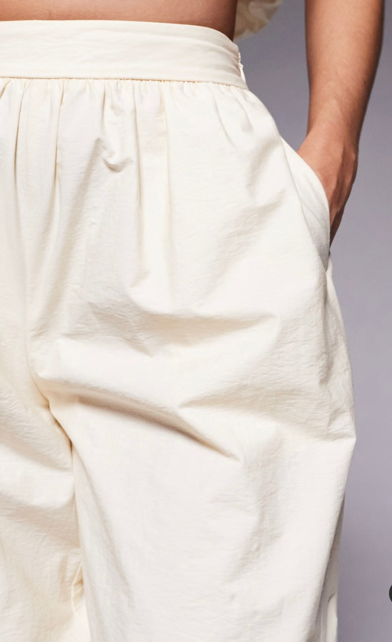Pantalones con bajos abullonados.