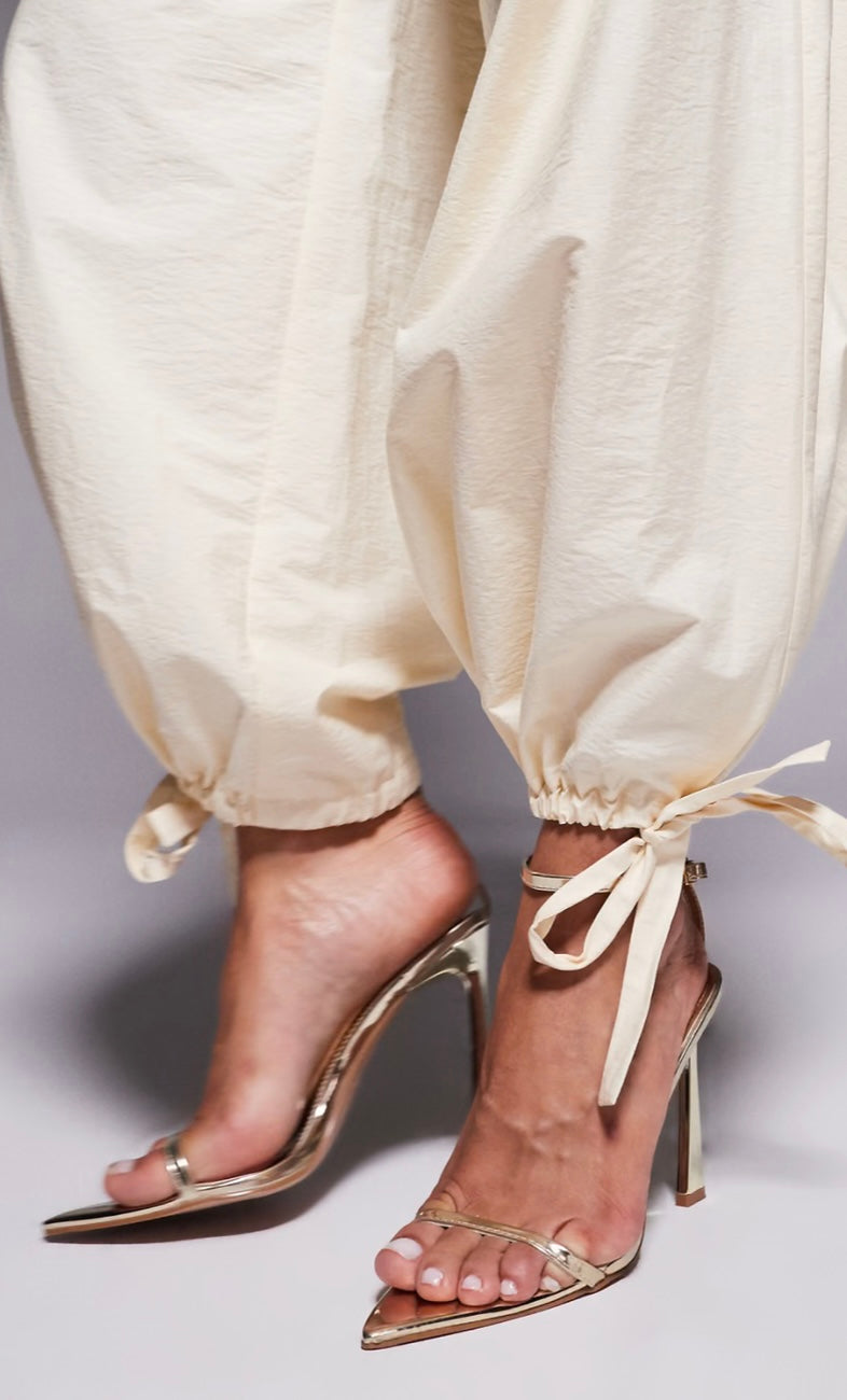 Pantalones con bajos abullonados.